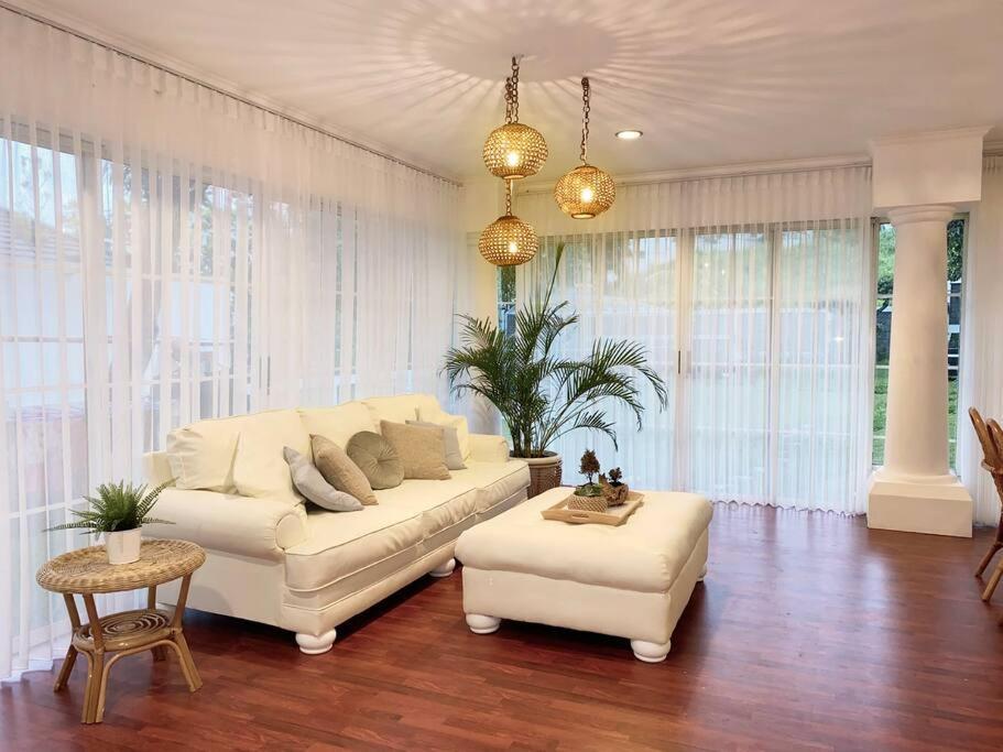 Tropical Villa By Villapedia Citaringgul Экстерьер фото